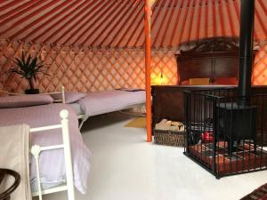 阿曼福德Gilfach Gower Farm Luxury Yurt with Hot Tub的蒙古包内带一张床的房间