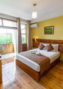 马尔多纳多港Copasu Hotel的一间卧室设有一张床和一个大窗户