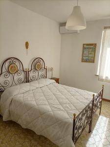 波皮Tramonto sul Castello di Poppi的卧室配有一张带白色棉被的大床