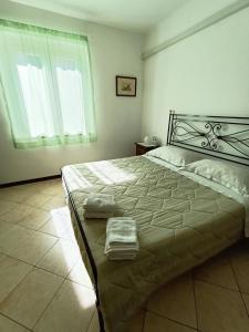 波皮Tramonto sul Castello di Poppi的一间卧室配有一张大床和两条毛巾