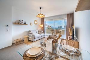 博索莱伊Terrasse Vue Mer, 5mn Monaco, Parking - AN的客厅配有桌椅和沙发
