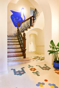 瓦伦西亚Casa Clarita的走廊上设有蓝色花瓶,设有楼梯