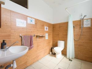 大加那利岛拉斯帕尔马斯Jungle House的浴室配有白色水槽和卫生间。