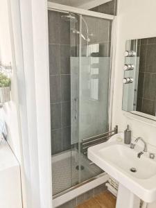 普瓦西Appart/Loft hyper centre POISSY, RER : 2min à pied的带淋浴和盥洗盆的白色浴室