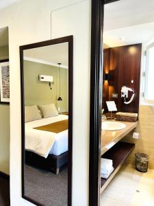 库斯科CASA MONTES PARDO的一间带镜子、一张床和一个水槽的卧室
