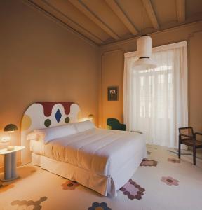 瓦伦西亚Casa Clarita的一间卧室设有一张大床和一个大窗户