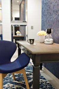 雷诺萨Hotel Posada San Antonio的一张带蓝色椅子的桌子和一部电话