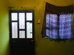 德班Purple的房门和房间的窗户