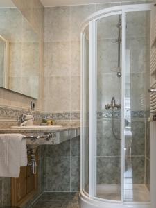卢戈Hostal ALBA Lugo的带淋浴和盥洗盆的浴室