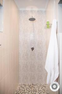 蒙塔古Wijnberg Cottage的一间带白色淋浴帘的浴室