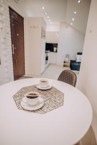 吉日茨科Apartament Kotwica的桌子上坐着两杯咖啡