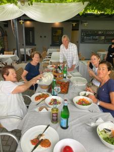 戈里齐亚Casa vacanze Girardi的一群坐在桌子旁吃食物的人