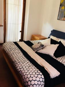 莱科La Maison d'Alizè的一间卧室配有两张带枕头的床和窗户。