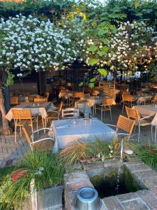 戈里齐亚Casa vacanze Girardi的花树下的餐厅,配有桌椅