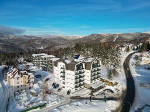科帕奥尼克SREBRNA PLANINA Spa & Resort的雪中酒店空中景观