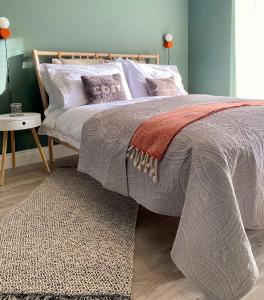 贝尔法斯特The Green Room guest suite的一间卧室配有一张床,床旁边铺有地毯