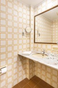 圣安娜-利弗拉门图Jandaia Turismo Hotel的一间带水槽和镜子的浴室