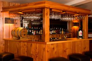 拉安戈斯图拉镇Hosteria La Camila的一间提供大量葡萄酒的木制酒吧