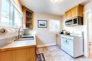 圣克鲁兹Beach Hill Bungalow的厨房配有白色冰箱和水槽