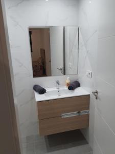 PaiportaModern & sunny apartment near Valencia的一间带水槽和镜子的浴室