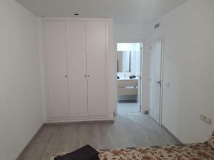 PaiportaModern & sunny apartment near Valencia的白色的客房设有床和浴室。