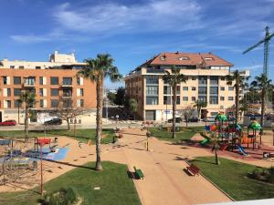 PaiportaModern & sunny apartment near Valencia的一个带滑梯游乐场的公园