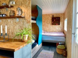 SkibbyCozy Tiny House on a farm的一个小房子,配有书桌和一间卧室