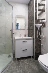 弗罗茨瓦夫Aparta Lotnisko的浴室配有白色水槽和淋浴。