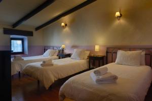列雷纳Casa rural La Rosa de Llerena的酒店客房,配有两张带毛巾的床