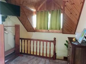 拉迪格岛Badamier Self-Catering的客房设有楼梯和绿色窗户。