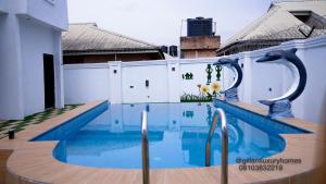 贝宁城Gillant Luxury Homes的建筑物屋顶上的游泳池