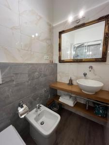 斯培西亚Affittacamere Perla del Prione的一间带水槽、卫生间和镜子的浴室