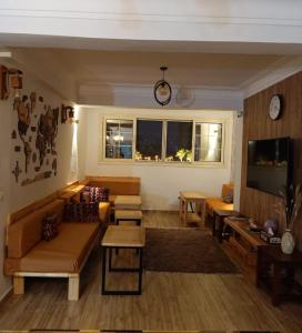 开罗Champollion Hostel的客厅配有沙发和桌子