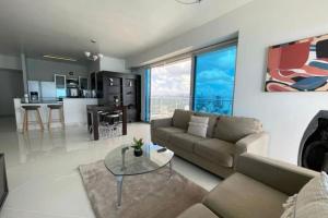 巴拿马城Apartamento Amoblado en Cinta costera Panama largas estadias的客厅配有沙发和桌子