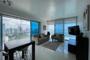 巴拿马城Apartamento Amoblado en Cinta costera Panama largas estadias的一间享有城市美景的客厅