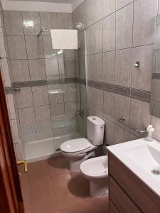 戈梅拉岛圣塞瓦斯蒂安Ático Parque的浴室配有卫生间、淋浴和盥洗盆。