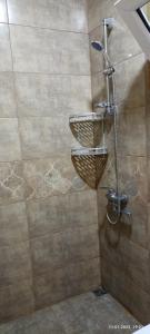姆兹瓦内康茨基Olesya Guesthouse的带淋浴的浴室
