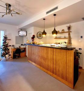 切法卢Incanto B&B Cefalù的厨房后面设有酒吧,后面有圣诞树