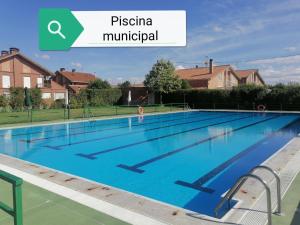 RodeznoLa Casita de Irene的一座带大型游泳池的别墅内的游泳池