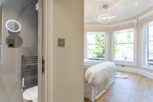 伦敦LuxLet Apartments - Heart of Hampstead, London的一间卧室设有一张床和一个窗口