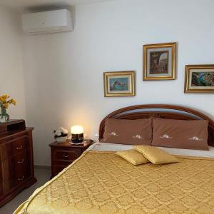 圣特雷莎加卢拉Casa Maltinu的一间卧室配有一张床和一个带床罩的梳妆台