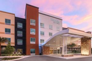 珊瑚角Fairfield by Marriott Inn & Suites Cape Coral North Fort Myers的酒店外观的 ⁇ 染