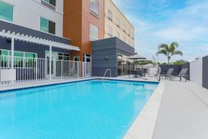 珊瑚角Fairfield by Marriott Inn & Suites Cape Coral North Fort Myers的大楼前的游泳池