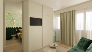 休达德亚LLONGA'S Ciutadella的客厅配有沙发和墙上的电视