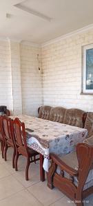 姆兹瓦内康茨基Olesya Guesthouse的一间带桌椅和沙发的用餐室