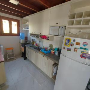 蒙蒂达斯加梅莱拉斯Casa Bouganville的厨房配有冰箱和微波炉。