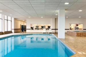 圣约翰圣约翰三角洲万豪酒店的蓝色的大游泳池,位于酒店客房内