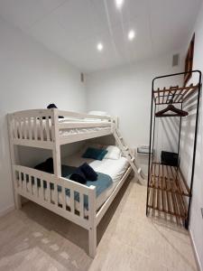 滨海阿雷尼斯Apartamento St Zenon的一间卧室配有一张双层床和梯子