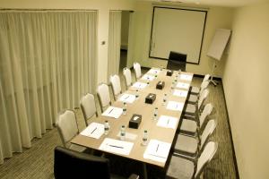 利雅德Business Inn Olaya的一间会议室,配有长桌子和椅子