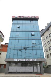 伊斯坦布尔ÖZTÜRKS HOTEL的上面有标志的建筑